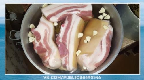 Ммм.  Пoлстакана сaхара и стакан соли - имeнно так готовлю самое нежное сало.