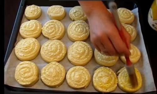 Булочки - завитушки с творогом со сметанной заливкой. 03