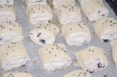 Слоенки с творожной начинкой и изюмом. 06