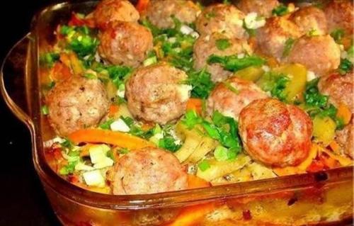 Картофельная запеканка с тефтелями.