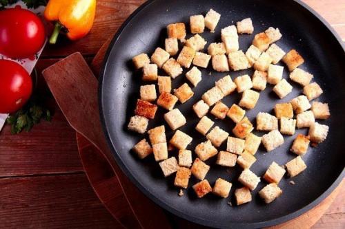 Яичница с кабачками и хлебом. 01