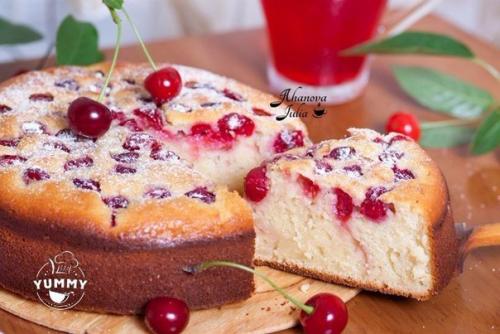 Пирог на кефире с вишней. Простой пирог с вишней на кефире.