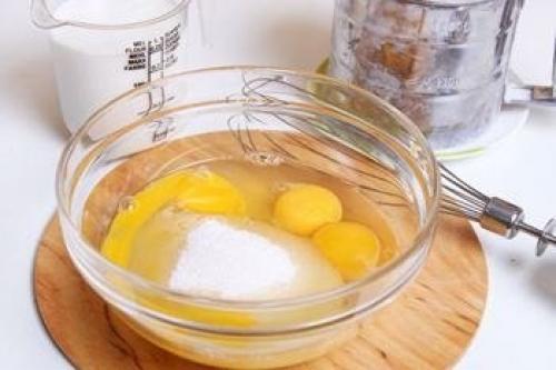 Пирог на кефире с вишней. Простой пирог с вишней на кефире.