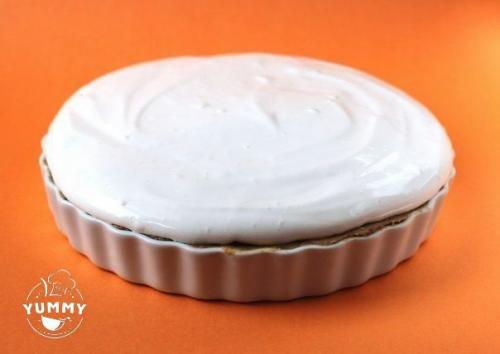 Тарт с шоколадной начинкой и белковым кремом.