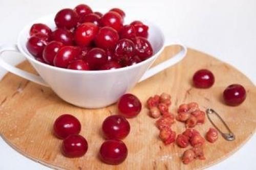 Пирог на кефире с вишней. Простой пирог с вишней на кефире.