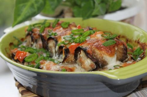 Запечённые рулетики из баклажанов с мясом.