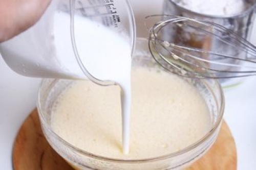 Пирог на кефире с вишней. Простой пирог с вишней на кефире.