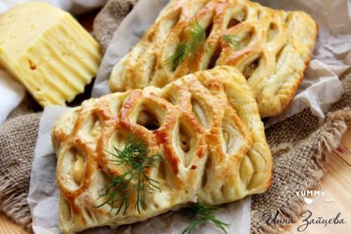 Слойки с курицей и сыром.