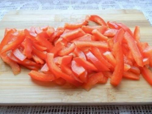 Салат с копченой колбасой и огурцами. 03