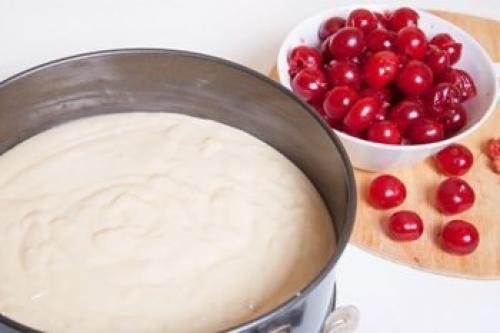 Пирог на кефире с вишней. Простой пирог с вишней на кефире.