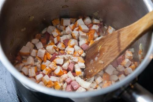 Солянка.  Ингредиенты:   Куриный бульон - 2 л. 04