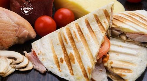 Кесадилья с курицей и сыром.