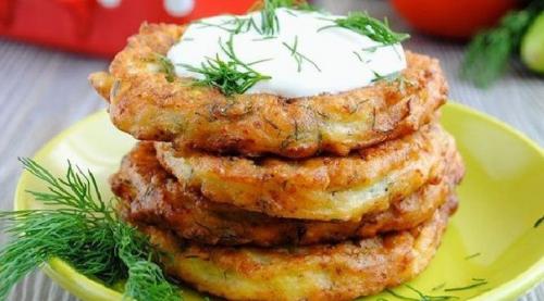 Оладушки из кабачков с творогом и молодым чесноком.