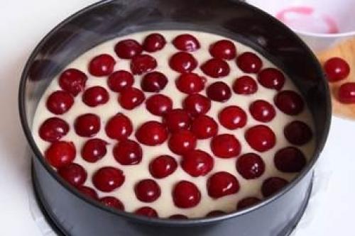 Пирог на кефире с вишней. Простой пирог с вишней на кефире.