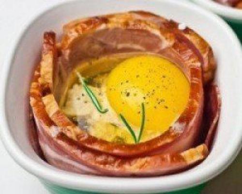 Яйцо в корзинке из бекона.