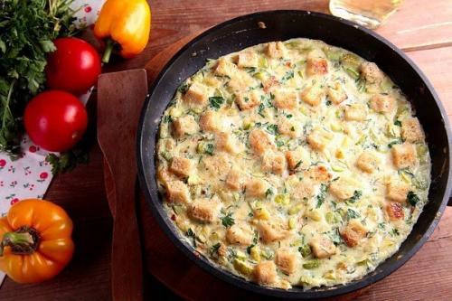 Яичница с кабачками и хлебом.