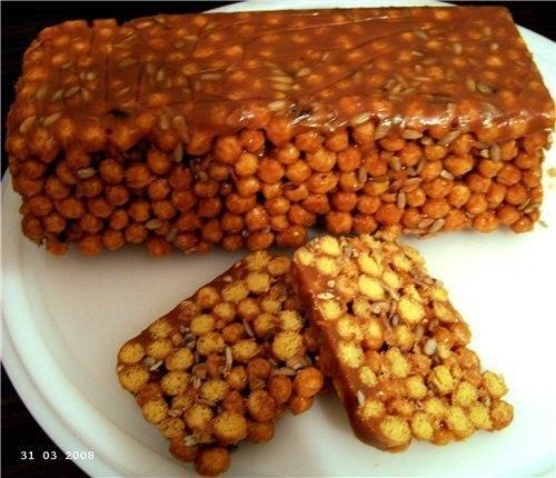 Десерт из кукурузных палочек со сгущёнкой.