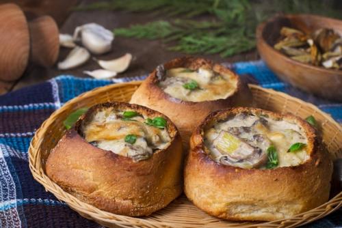 Жульен в булочке. К оригинальному и вкусному блюду можно отнести жульен в булочке.