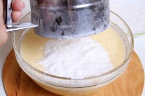 Пирог на кефире с вишней. Простой пирог с вишней на кефире.