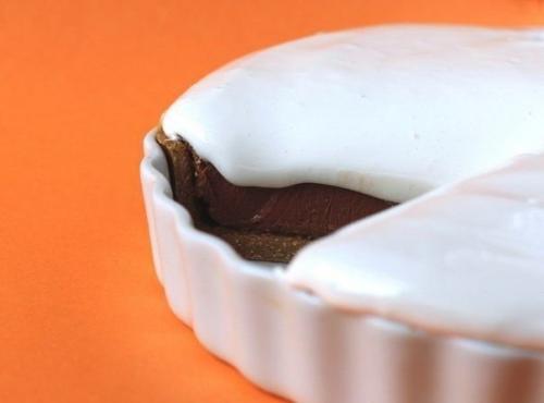 Тарт с шоколадной начинкой и белковым кремом. 01