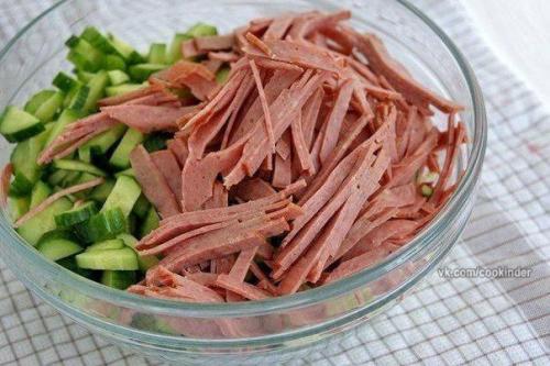 Салат Вкусняшка.  Ингредиенты: 04