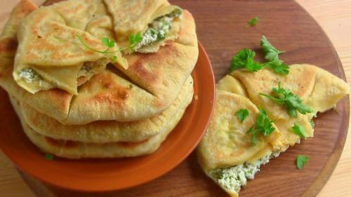 Лепёшки к шашлыку с зеленью и творогом.