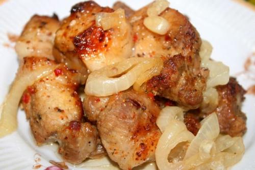 Шашлык из свинины на луковой подушке в духовке.