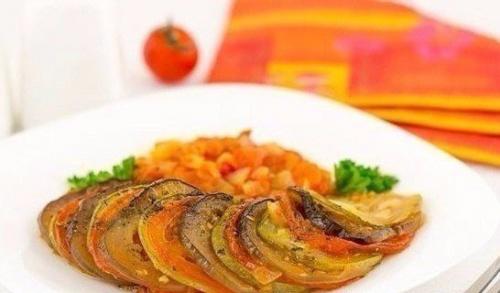 Рататуй.  Рататуй - это традиционное французское блюдо из тушеных овощей.