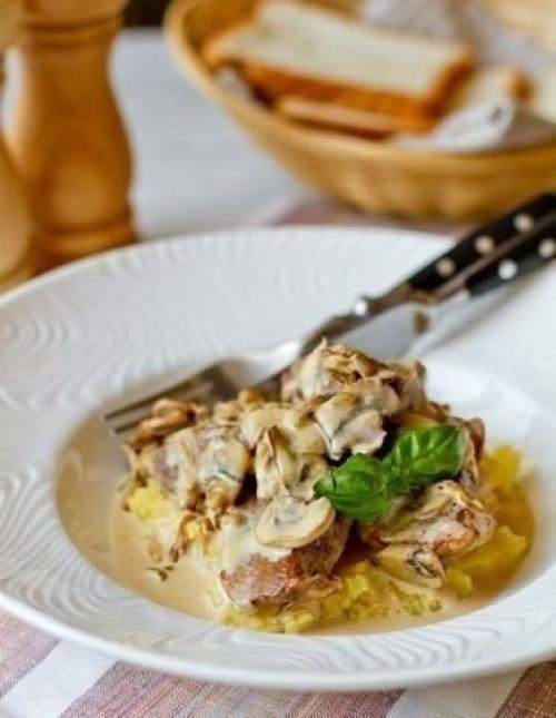 Свиная вырезка в сливочно - грибном соусе. Свиная вырезка в сливочно - грибном соусе.