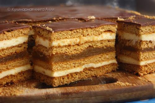 Медовое пирожное с начинкой.