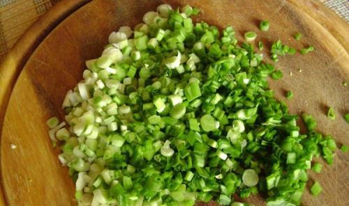 Пучок зеленого лука, мука и вода - простейшие продукты. 02