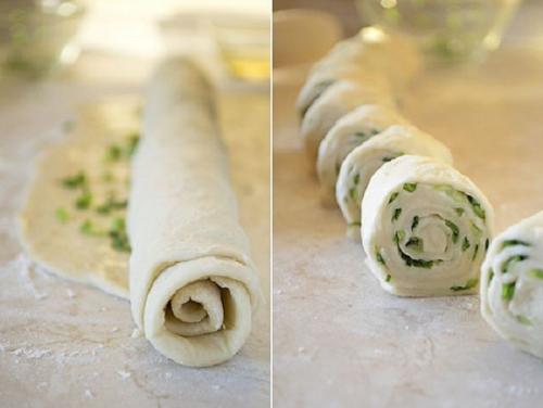 Пучок зеленого лука, мука и вода - простейшие продукты. 04