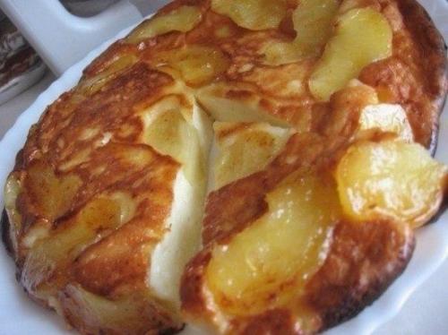 Творожно - яблочная запеканка с ароматом корицы. 

