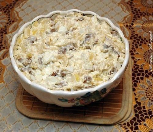 Салат из консервированных шампиньонов с картофелем.