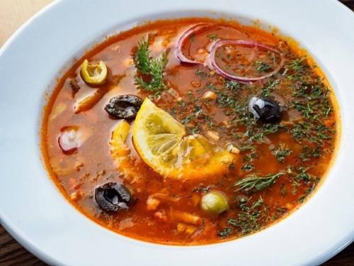 Солянка Антипохмельная.  Ингредиенты: 300 гр смеси мясных продуктов (3-5 видов) 1 луковица.