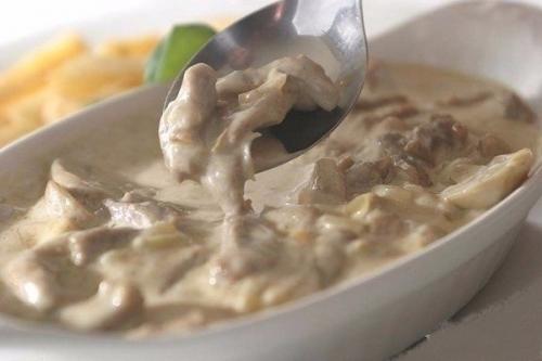 Грибочки, тушеные в сметане.