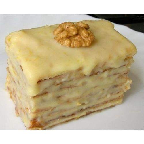 Слоеное пирожное со сгущенкой.