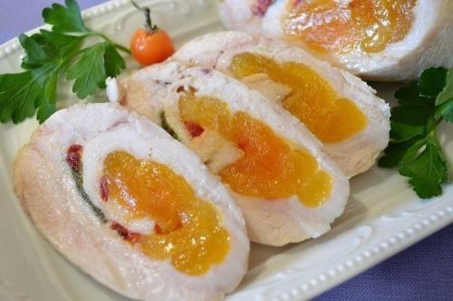 Куриные колбаски - рулетики с курагой.