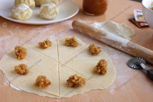 Рогалики дрожжевые.  Понадобится: 04