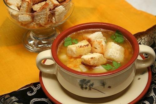 Гороховый суп с копченостями и гренками.