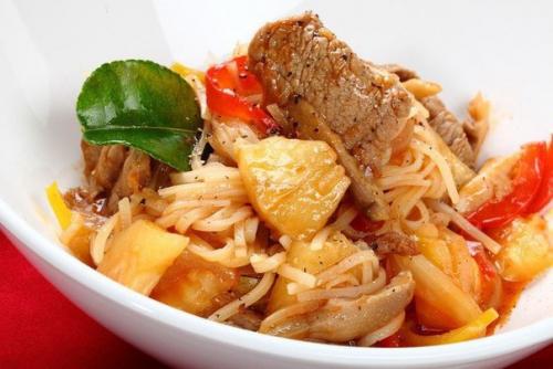 Кисло-сладкая телятина с ананасами.