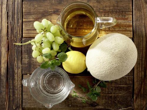 Белая сангрия с виноградом и дыней. 01