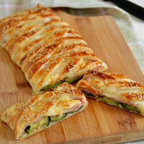 Штрудель из слоеного теста с ветчиной, кабачками и сыром.