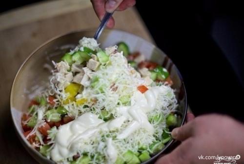 Салат с курицей и овощами. 04