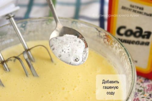 Кекс на сметане.  У меня оставался натуральный йогурт и я подумала, что можно его добавить в тесто вместо сметаны и испечь кекс. 05