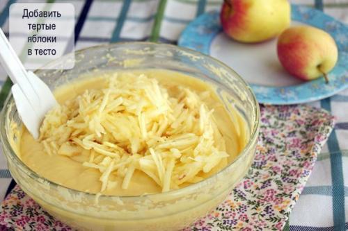 Кекс на сметане.  У меня оставался натуральный йогурт и я подумала, что можно его добавить в тесто вместо сметаны и испечь кекс. 07