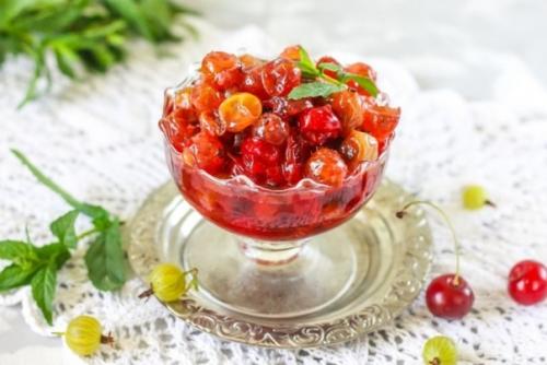 Вишневое варенье с крыжовником.