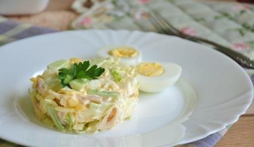 Салат из ветчины с огурцами и сыром.