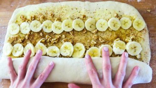 Булочки с корицей. Умопомрачительные банановые слойки с корицей.