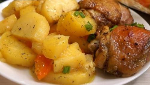 Мясо с картофелем в рукаве.
